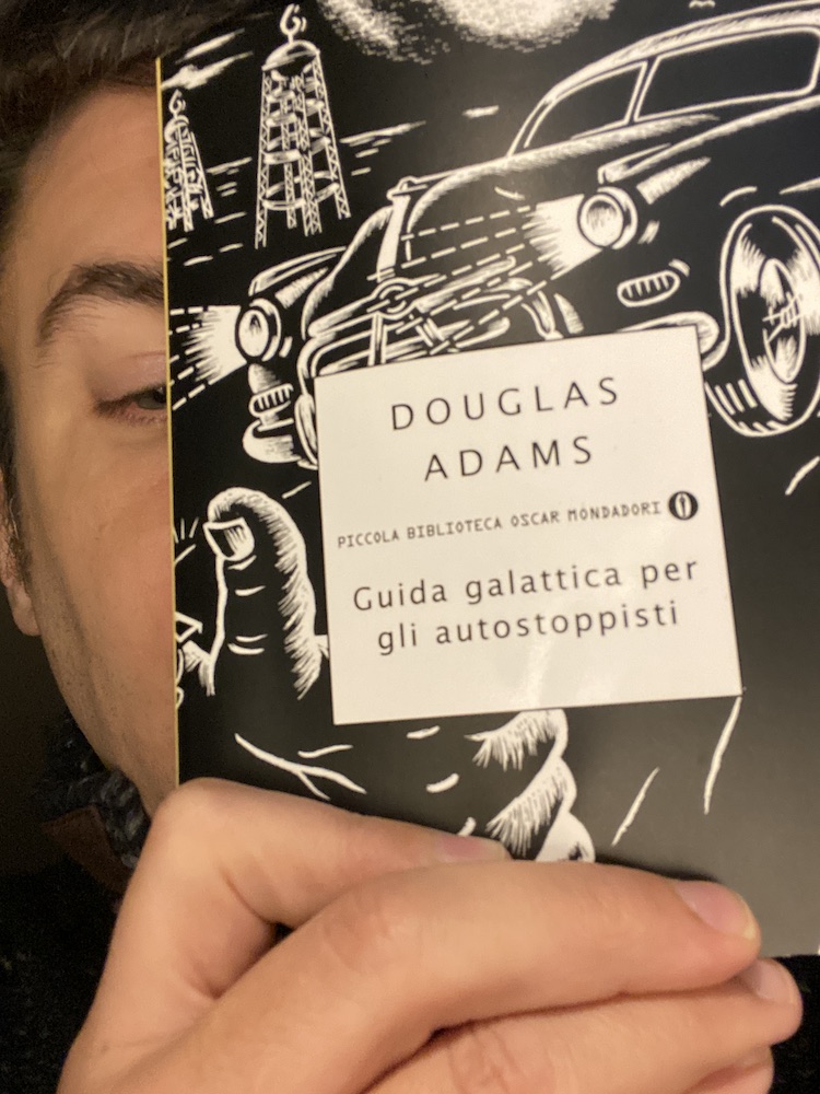 copertina libro "Guida galattica per gli autostoppisti"