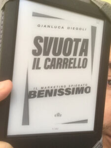 Cover ebook "Svuota il carrello - Il marketing spiegato benissimo"